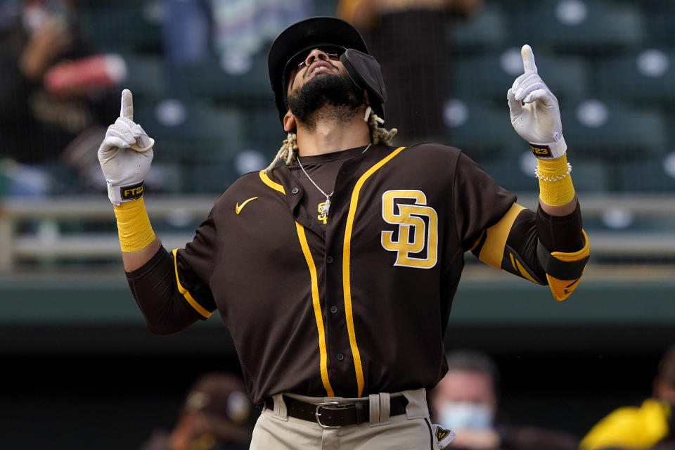 Fernando Tatis Jr. de los Padres de San Diego celebra su jonrón durante la primera entrada del juego de pretemporada de las Grandes Ligas contra los Atléticos de Oakland, el viernes 12 de marzo de 2021, en Mesa, Arizona. (AP Foto/Matt York)