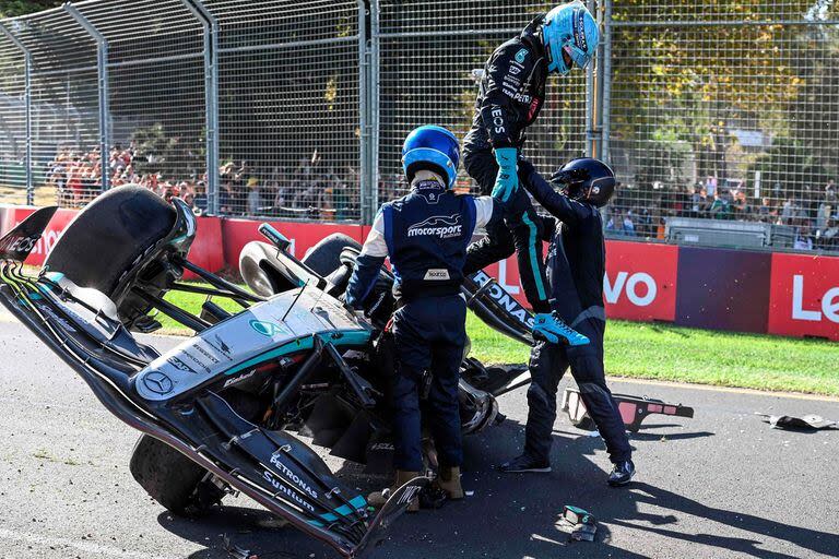 La asistencia para George Russell, tras el impactante accidente en el final de la carrera; por el hecho, los comisarios deportivos sancionaron con 20 segundos a Fernando Alonso, por maniobra peligrosa