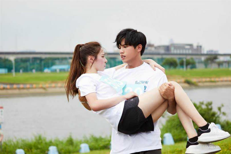 林孟辰與女主角拍MV時，公主抱NG近十次。（圖／環球音樂提供）