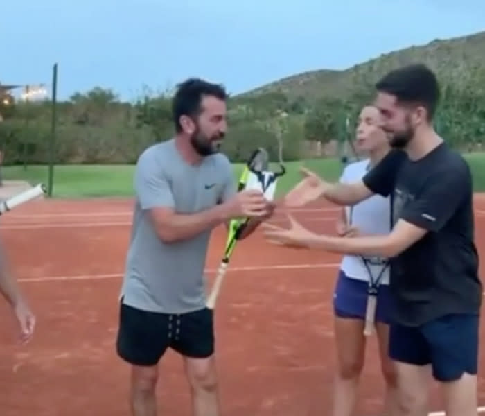 Arturo, Maribel y David juegan al tenis 