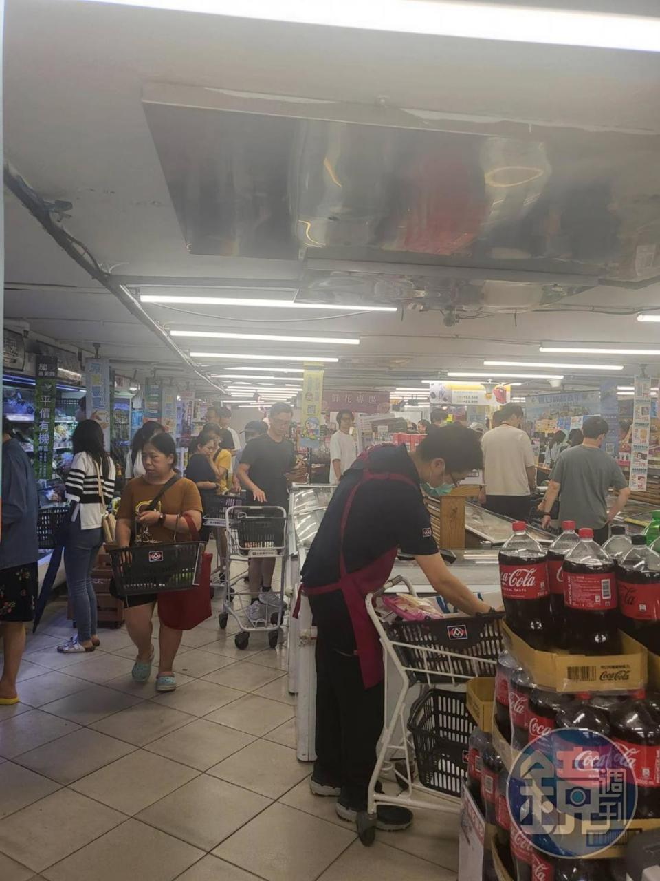 台北市某間全聯店裡面，越晚人越多。（民眾提供）