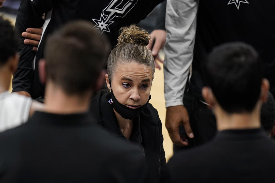 Becky Hammon, asistente del entrenador de los Spurs de San Antonio, da indicaciones en el encuentro del miércoles 30 de diciembre de 2020 ante los Lakers de Los Ángeles. En la jornada, se convirtió en la primera mujer en dirigir a un equipo de la NBA, luego que el entrenador Gregg Popovich fue expulsado (AP Foto/Eric Gay)