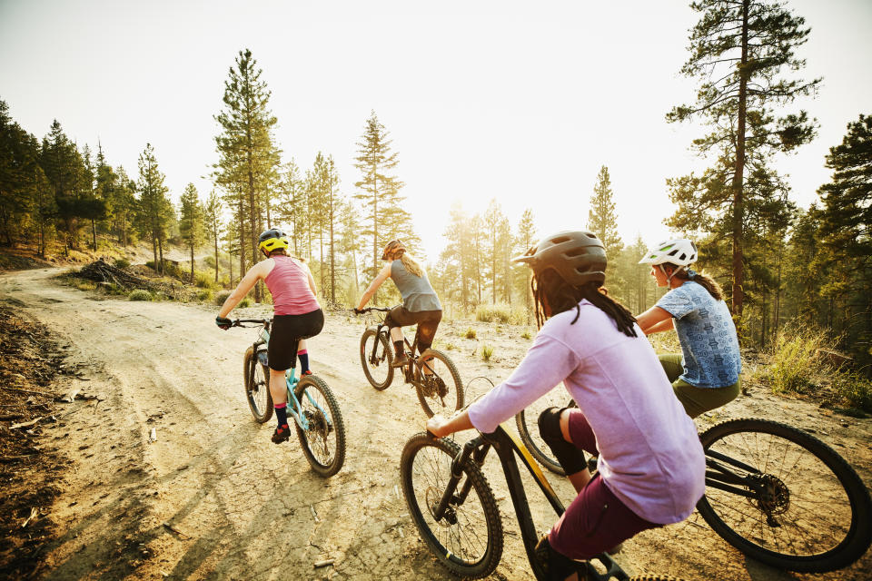 Radfahren und Mountainbiken gehören zu den beliebtesten Sportarten – wichtig dabei: Immer einen Helm tragen! 