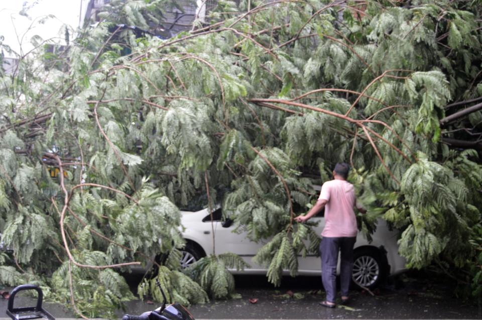 Mumbai cops maintain vigil amid rains, winds. (Photos by Arun Patil)