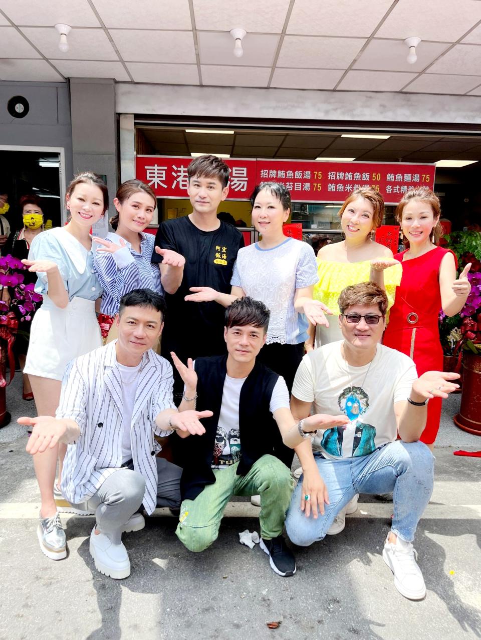 吳俊宏在台南市歸仁區舉行「阿宏飯湯」開幕，同門好友們全到場支持。（圖／豪記提供）