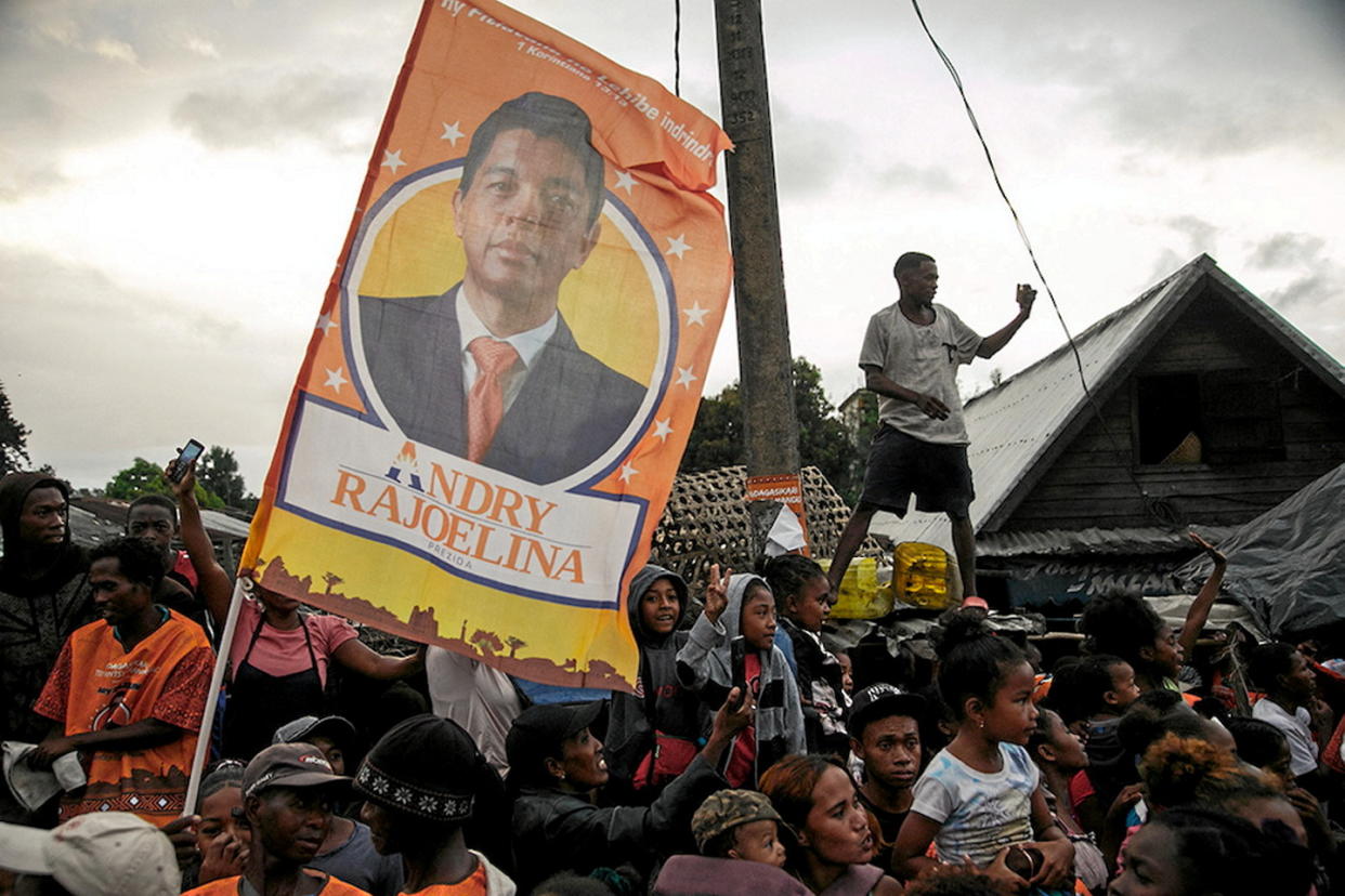 La grande île de l'océan Indien est secouée depuis plusieurs mois par une bataille à couteaux tirés entre l'opposition et le président sortant candidat à sa réélection, Andry Rajoelina, 49 ans.  - Credit: RIJASOLO / AFP