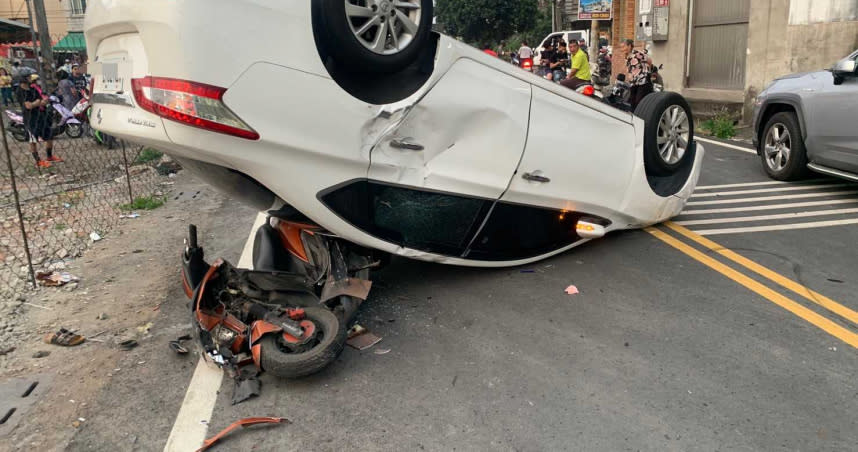 屏東枋寮1名酒駕男子自撞路邊車，翻車時將女騎士壓在車底下，所幸女騎士送醫無生命危險。（圖／讀者提供）