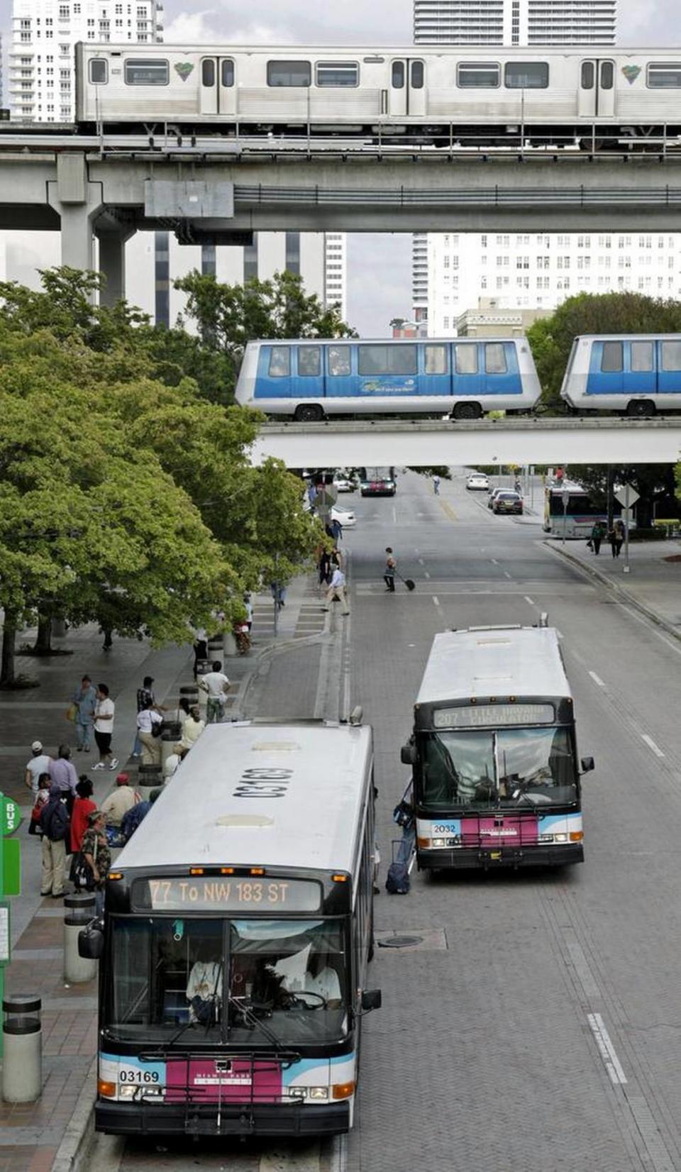 Foto de archivo que muestra las tres formas de transporte público que operan en el Condado Miami-Dade de arriba a abajo: Metrorail, Metromover y Metrobús. JOHN VANBEEKUM/Miami Herald File