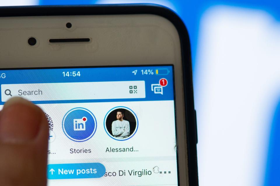 An user opening new Linkedin stories on mobile app in L'Aquila, Italy, on October 20, 2020. Linkedin launches 24 hours stories, following other social networks Facebook, Instagram and Whatsapp. (Photo by Lorenzo Di Cola/NurPhoto via Getty Images) - Copyright: Getty Images / NurPhotos