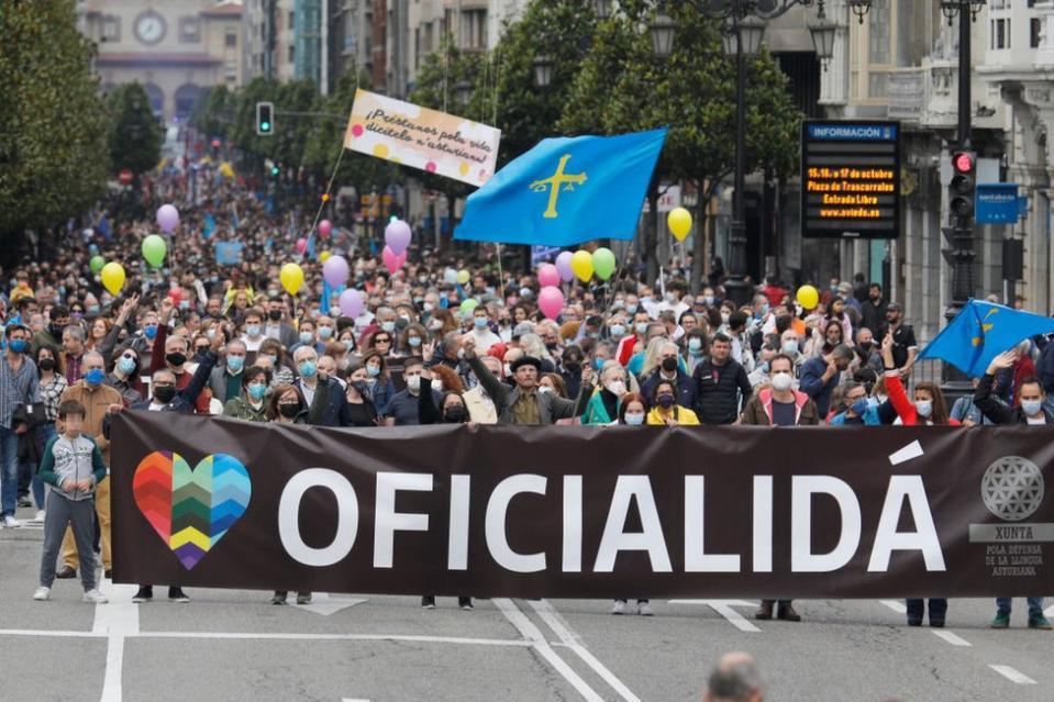 Miles de personas participan en una manifestaci&#xf3;n a favor de que el asturiano sea oficial en Oviedo en octubre de 2021.