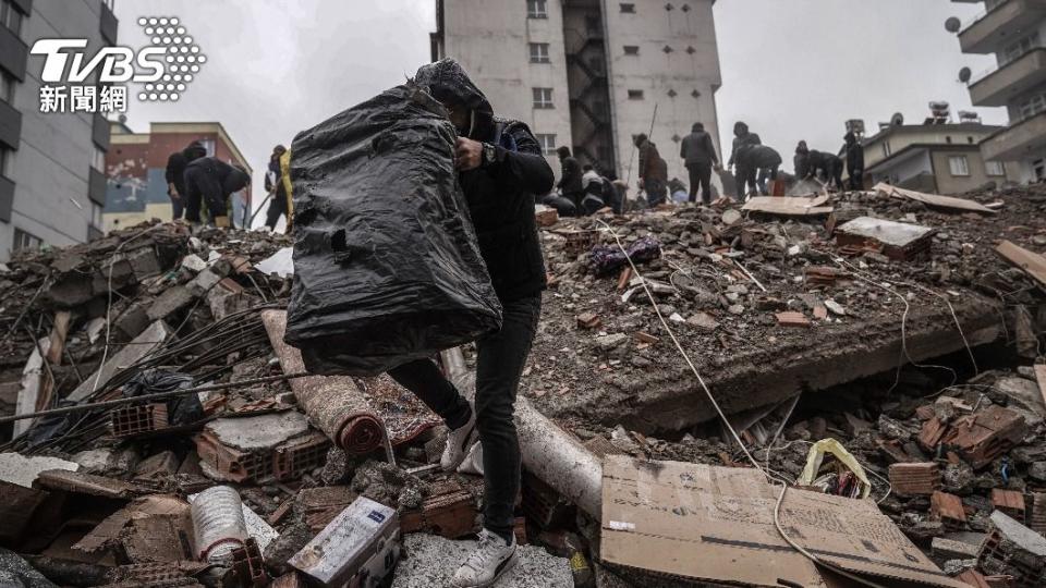 民眾協助在倒塌的建築物搜尋人員。（圖／達志影像美聯社）