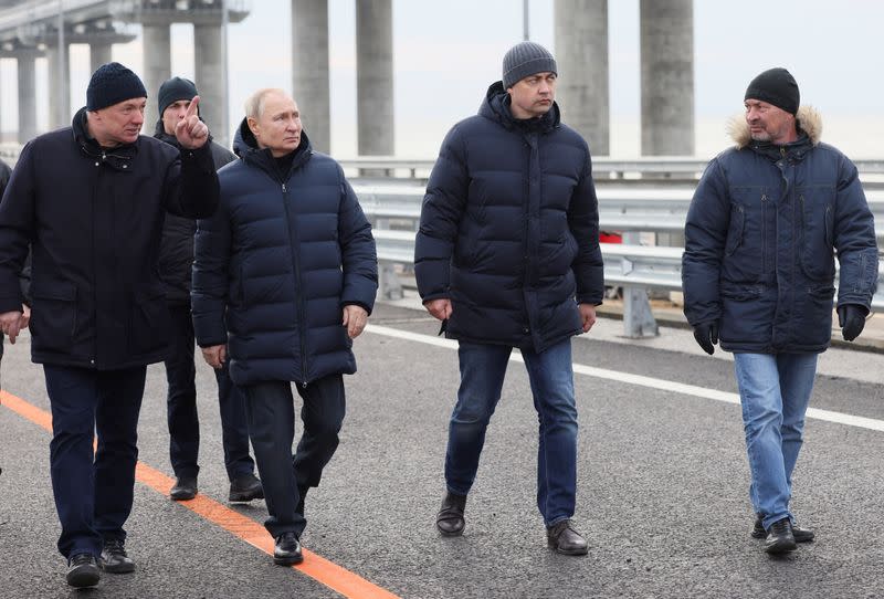 El presidente ruso, Vladimir Putin, escucha al viceprimer ministro, Marat Khusnullin, mientras visita un puente que conecta la parte continental de Rusia con la península de Crimea a través del estrecho de Kerch