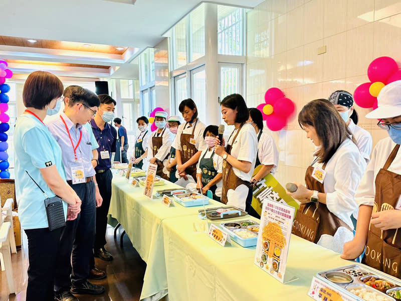 嘉義縣學校午餐廚藝競賽，四道料理中至少一道要包含在地食材，並且要求烹調技巧、擺盤、配色。（記者張翔翻攝）