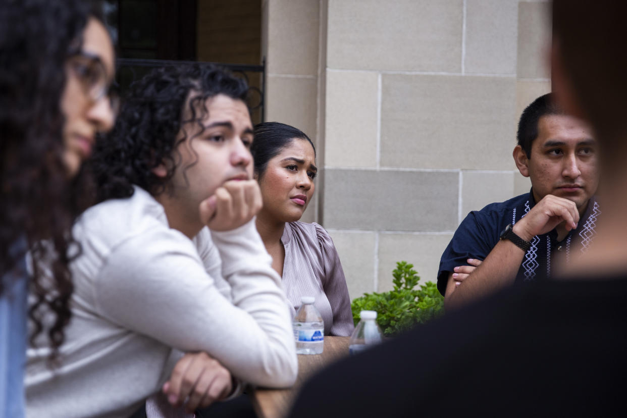 Reunión de estudiantes de la UCLA pertenecientes a la comunidad de indocumentados en la Iglesia Episcopal de San Albano, en Los Ángeles, el 14 de octubre de 2022. (Jenna Schoenefeld/The New York Times)
