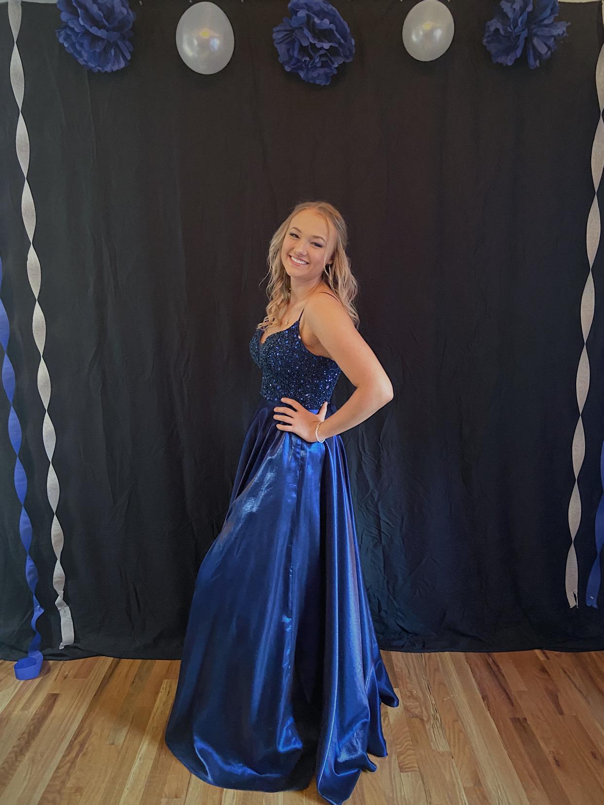 After her prom got canceled, this high school senior decided to throw one with her family. (Photo: Courtesy of Amelia Schantz)