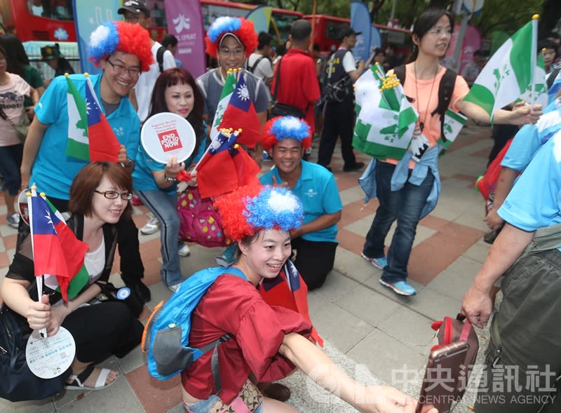 台北世大運30日晚間在台北田徑場舉行閉幕典禮，民眾精心打扮前往出席盛會。（中央社）