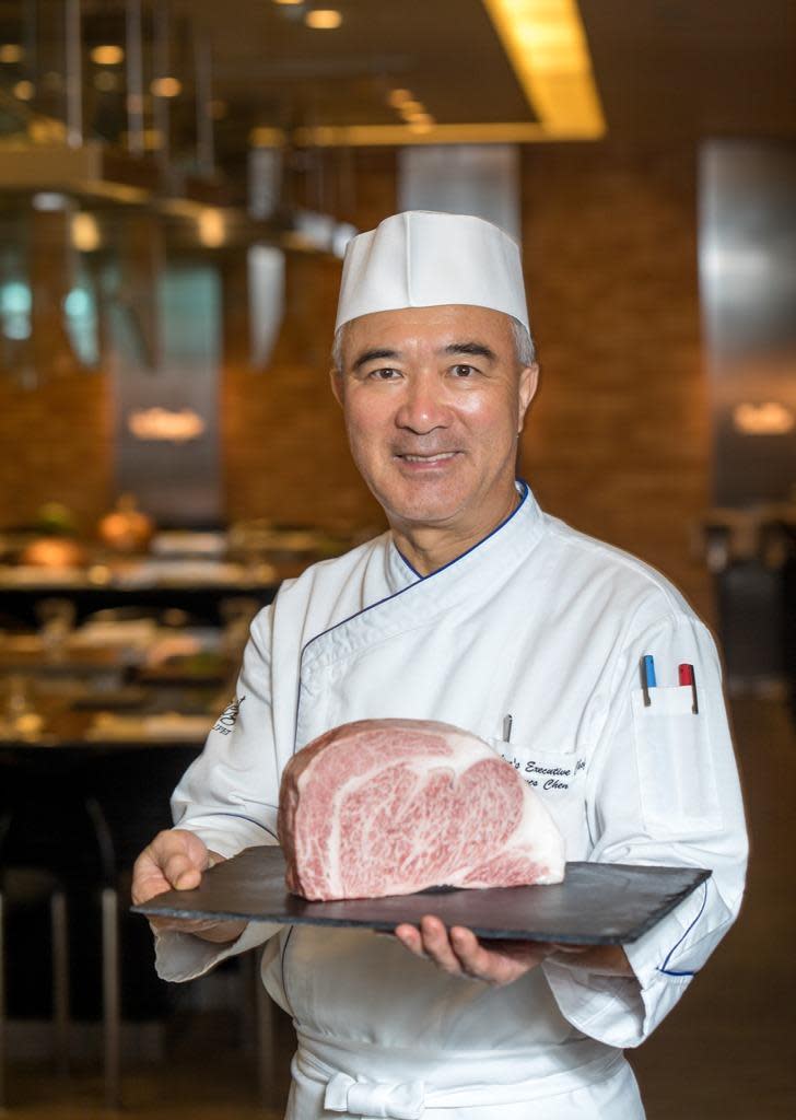 台北晶華酒店ROBIN'S 鐵板燒行政主廚陳春生，在換菜單時會邀集團隊盲測牛肉品質。