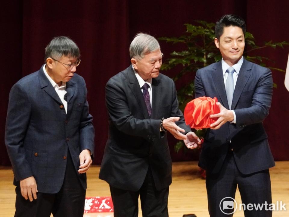 行政院副院長沈榮津（中）監交台北市長交接，左為卸任市長柯文哲、右為新新任市長蔣萬安   圖：張良一/攝