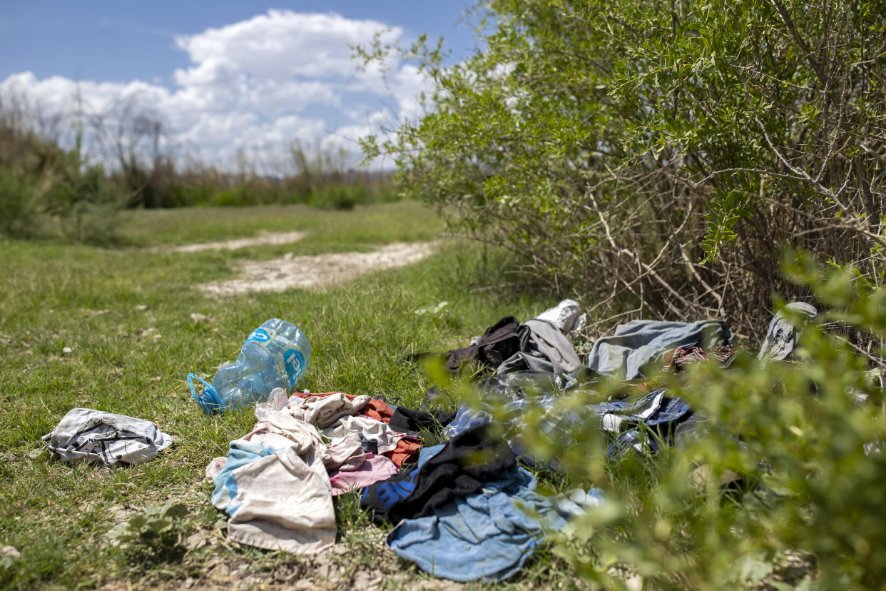 Ropa y provisiones abandonadas por los migrantes a lo largo del Río Grande en Fort Hancock, donde muchos migrantes ingresan a Estados Unidos, el 10 de agosto de 2021. (Ivan Pierre Aguirre/The New York Times)