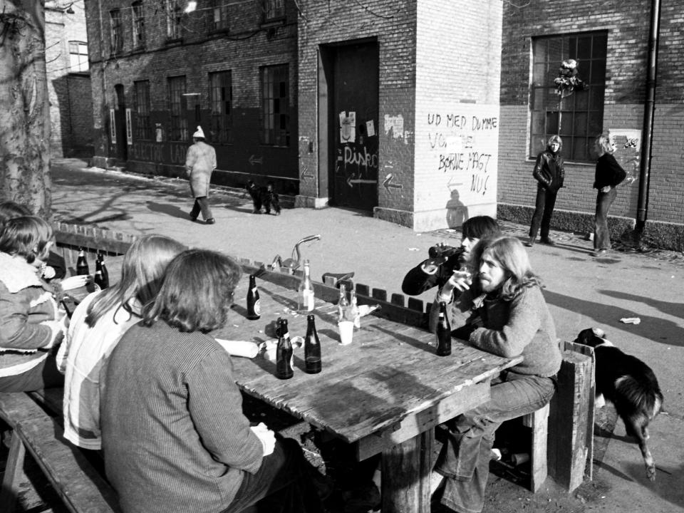 Residents share drinks in Christiania in 1976.