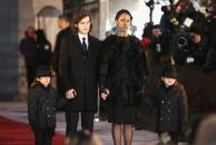 <p>Además de Pepe Muñoz, la felicidad se la aportan sus tres hijos: René-Charles, que acaba de alcanzar la mayoría de edad, y los gemelos Nelson y Eddy, de 8 años. En la imagen, la familia en el día más duro de su vida, el funeral de René Angélil. (Foto: Tom Szczerbowski / Getty Images). </p>