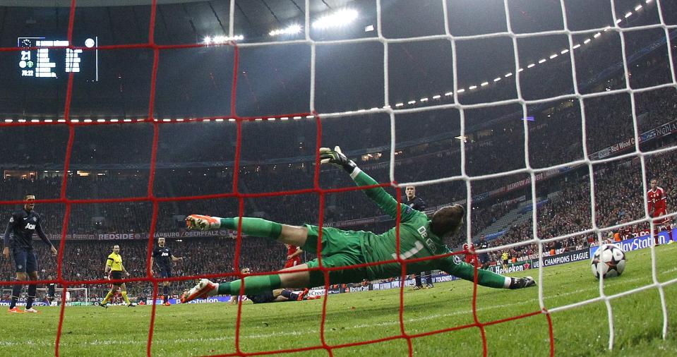 Bayern's Arjen Robben scores his sides 3rd goal past Manchester United's goalkeeper David de Gea during the Champions League quarterfinal second leg soccer match between Bayern Munich and Manchester United in the Allianz Arena in Munich, Germany, Wednesday, April 9, 2014. (AP Photo/Matthias Schrader)