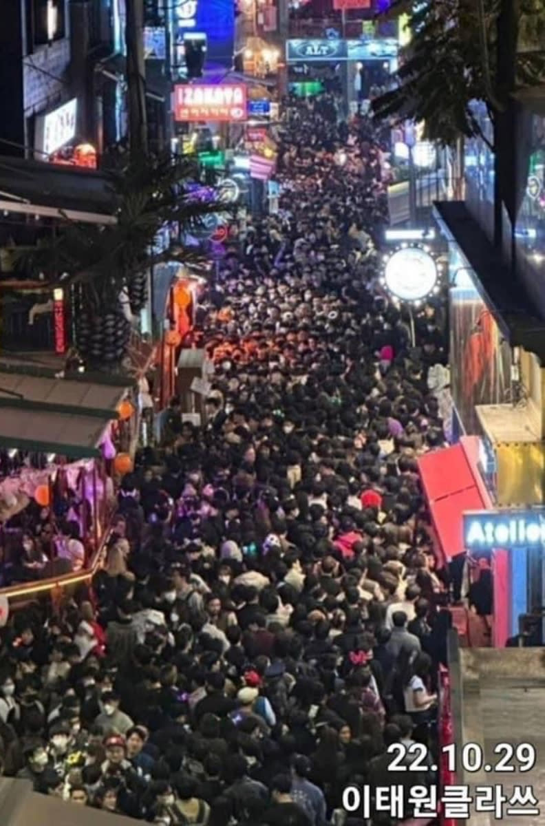 韓國首爾梨泰院10月29日萬聖節活動，爆發民眾推擠踩踏造成151人死亡事件，引發國際關注。取自臉書「記者新聞網」。