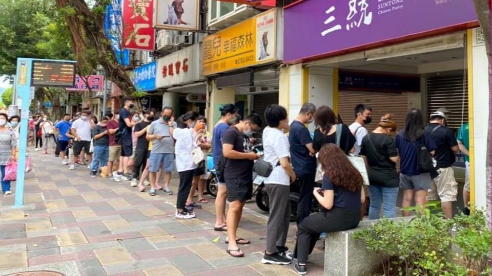 三統漢菓子去年中秋節引發排隊潮。（圖／三統漢菓子提供）