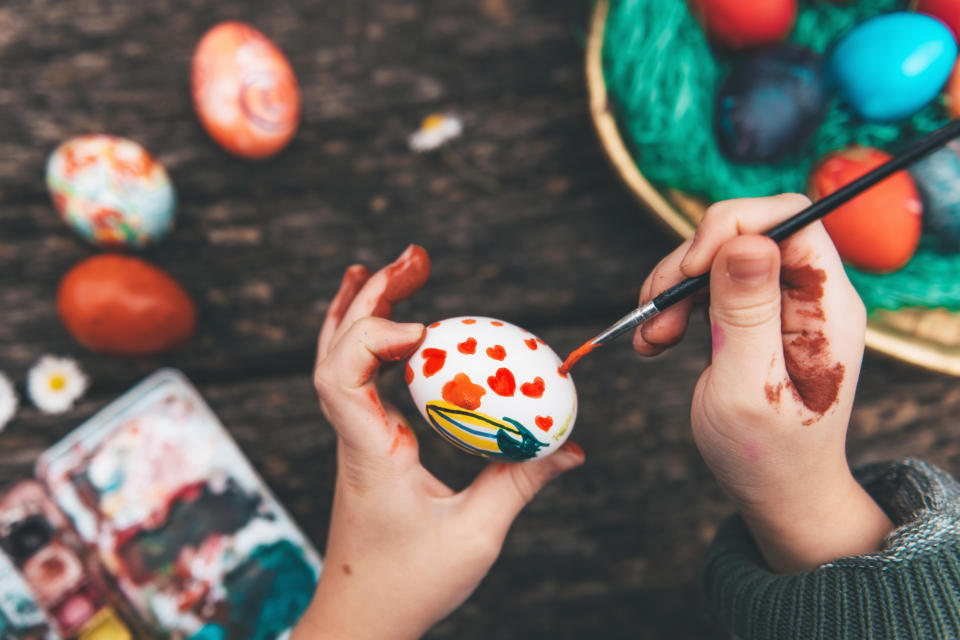 Ostereier bemalen ist für Kinder ein Riesenspaß. Geht es nach Peta, sollen zu Ostern aber besser Steine angemalt werden. (Bild: Getty Images)