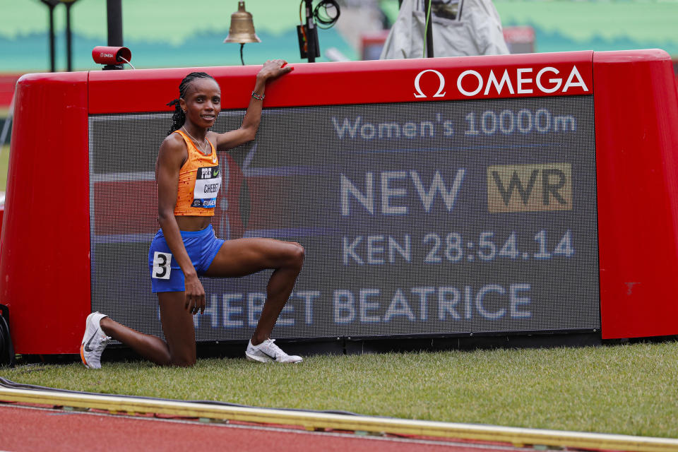 La keniata Beatrice Chebet posa junto a la imagen de su récord mundial en los 10.000 metros en el Clásico de Prefontaine en Eugene, Oregon, EE.UU. el sábado 25 de mayo del 2024. (AP Foto/Thomas Boyd)