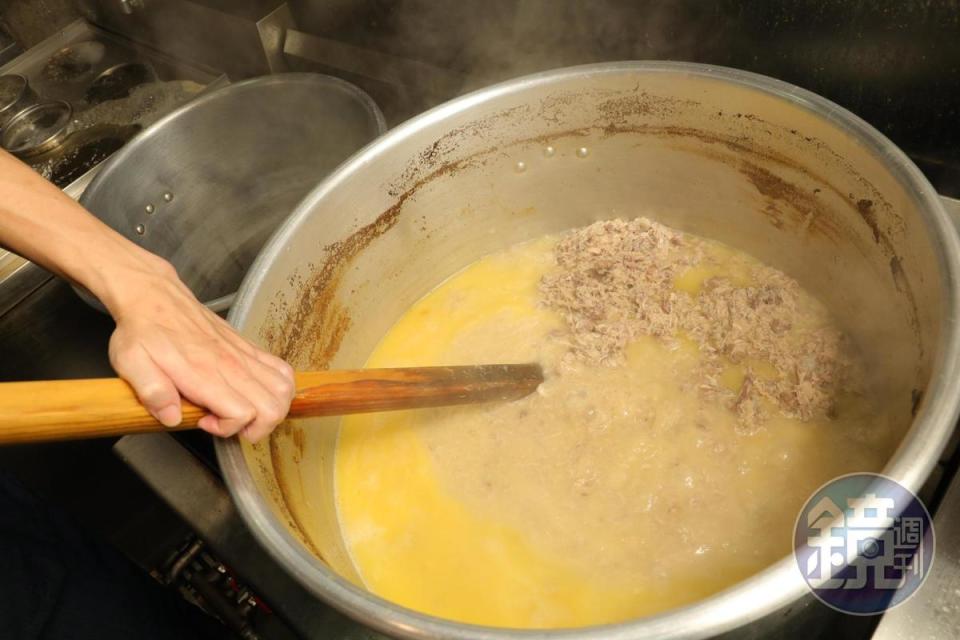 拉麵湯底是用整隻雞和大量雞腳、雞翅，細火慢熬8小時，再加柴魚、柳葉魚和鯖魚乾增添厚度。