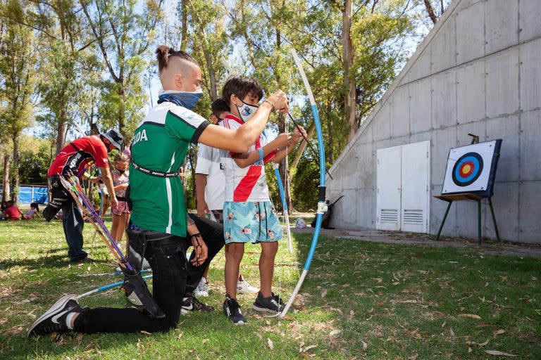 Taller deportivo de arco en una colonia de la Ciudad