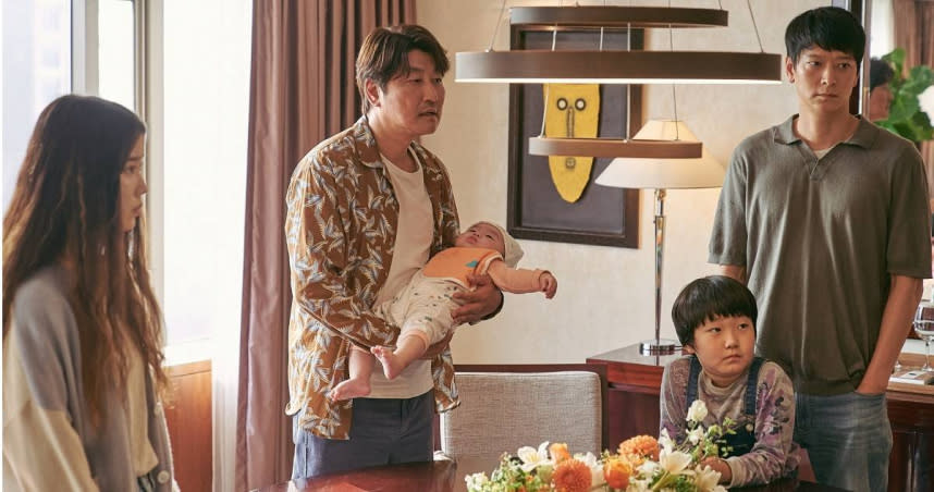 《嬰兒轉運站》演員眾星雲集，飾演IU兒子的嬰兒演員也引起話題。（圖／車庫提供）