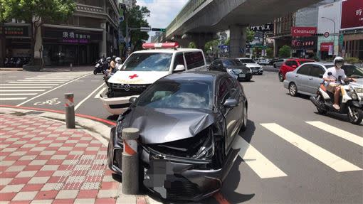 救護車與自小客擦撞，事故原因警方釐清中。(圖/翻攝畫面)