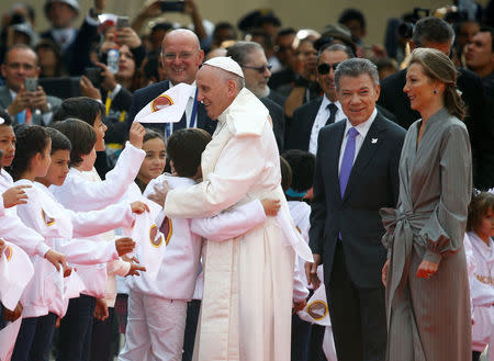 FOTOS: El Papa Francisco llega a Colombia para sanar heridas