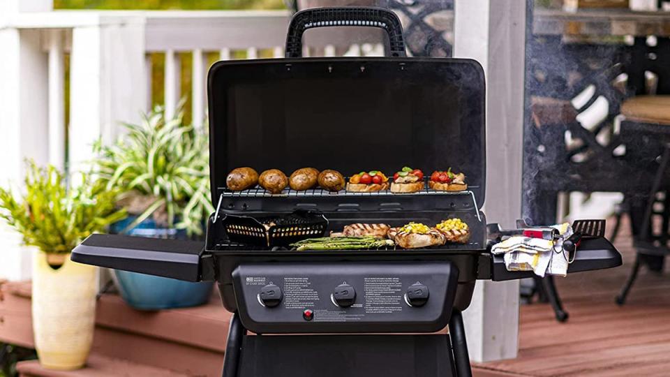 Get a wide amount of cooking space on the American Gourmet Char-Broil Classic Grill.