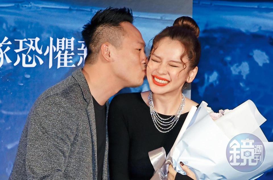 11月《人面魚：紅衣小女孩外傳》舉行首映會，李雲峰特地現身站台並對老婆獻吻。