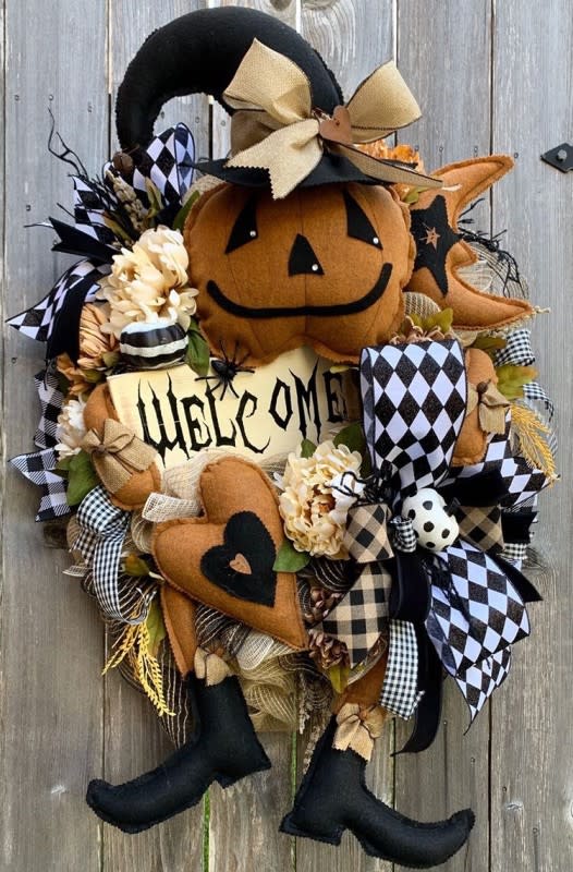 <p>@holidaybaubles</p><p>This welcoming wreath from <a href="https://www.instagram.com/holidaybaubles/" rel="nofollow noopener" target="_blank" data-ylk="slk:@holidaybaubles;elm:context_link;itc:0;sec:content-canvas" class="link ">@holidaybaubles</a> has officially walked itself right into our hearts!</p>