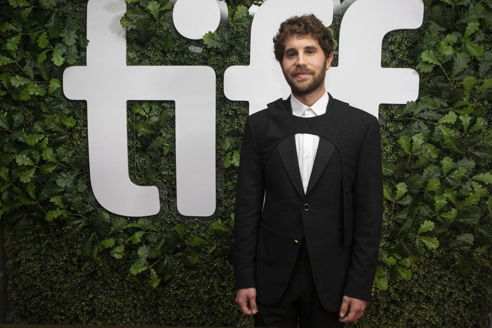 Ben Platt posa en la alfombra roja con motivo de la presentación de la película "Dear Evan Hansen" en el Festival Internacional de Cine de Toronto, el 9 de septiembre de 2021 en Toronto, Canadá. (Chris Young/The Canadian Press via AP)