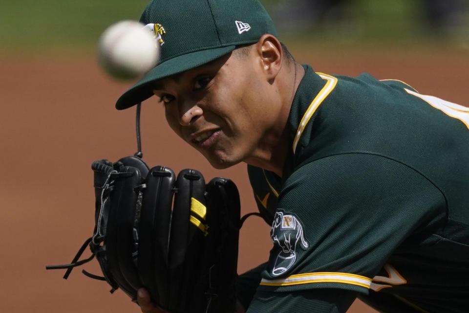 El lanzador abridor de los Atléticos de Oakland Jesús Luzardo (44) durante un juego de pretemporada contra los Diamondbacks de Arizona, el martes 16 de marzo de 2021, en Scottdale, Arizona. (AP Foto/Ashley Landis)