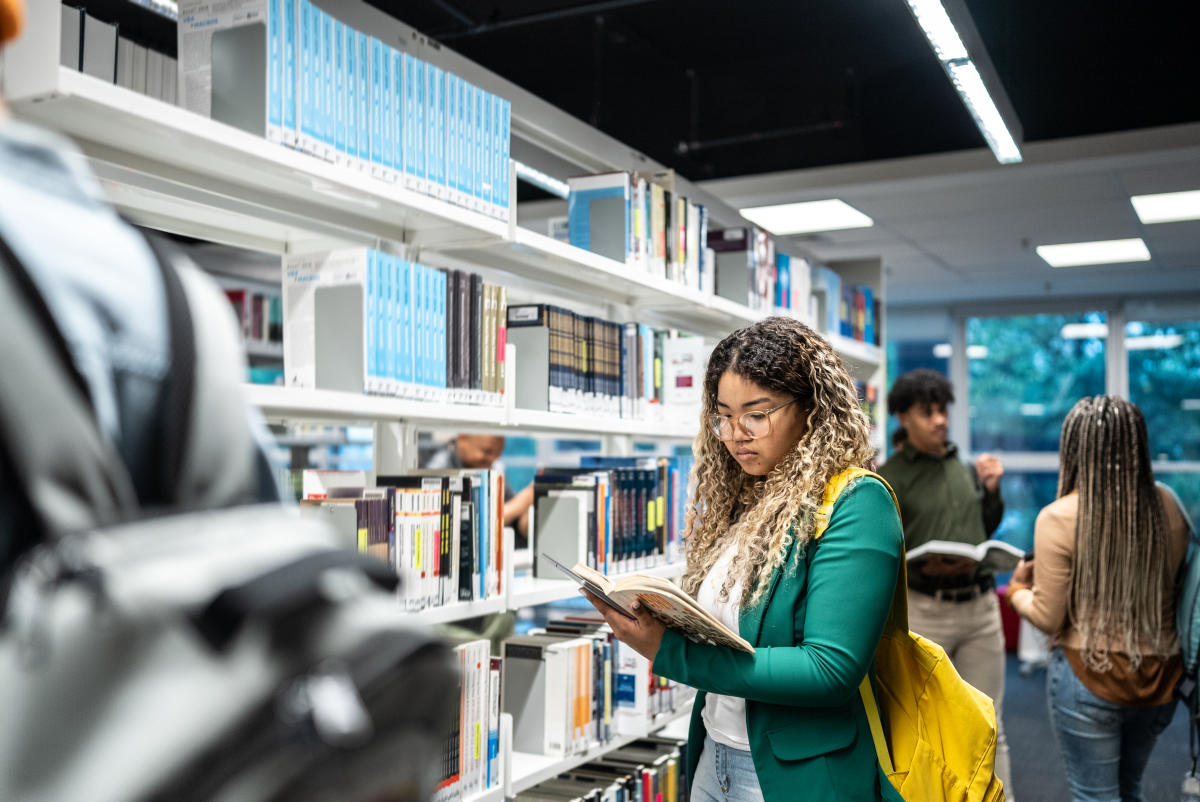 Should you pay for college textbooks with a credit card?