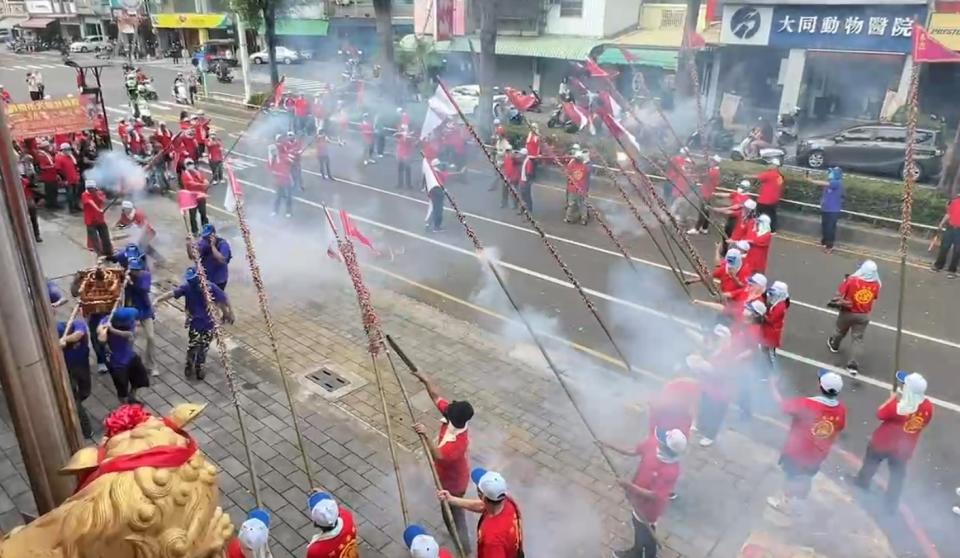 <strong>神轎手在炮陣中來回穿梭。（圖／中天新聞）</strong>