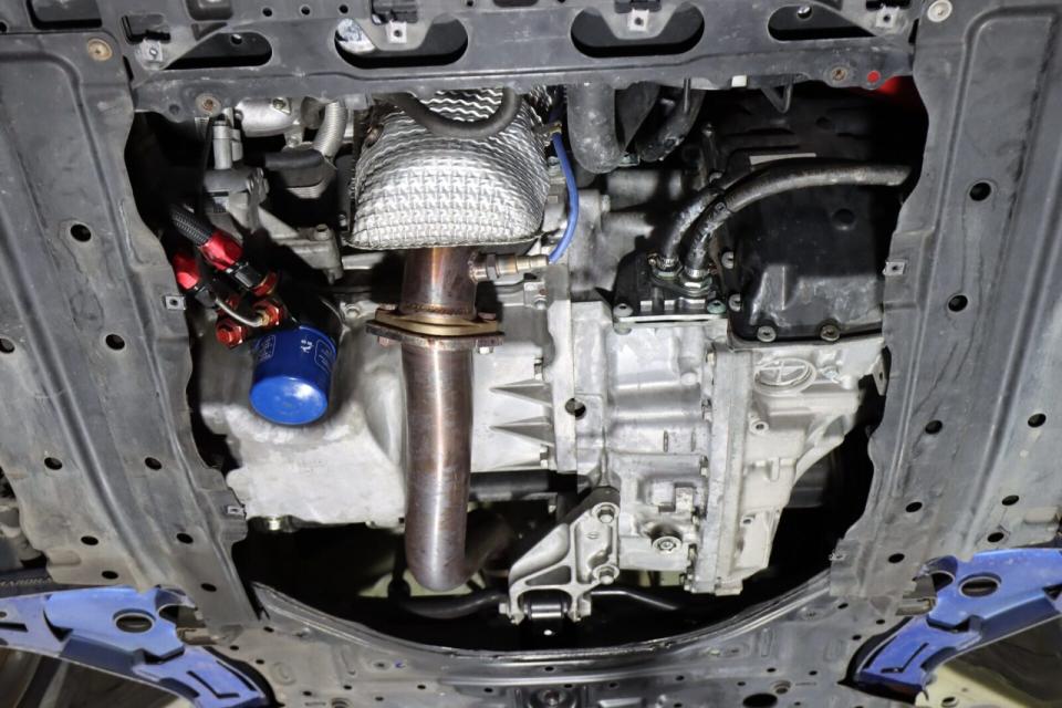 渦輪下方的Down pipe管，即使渦輪本體沒有換，也建議更換200目觸媒的高流量部品，或直接以直通管來取代，才能大幅降低排氣壓力，有助於引擎出力與壽命。