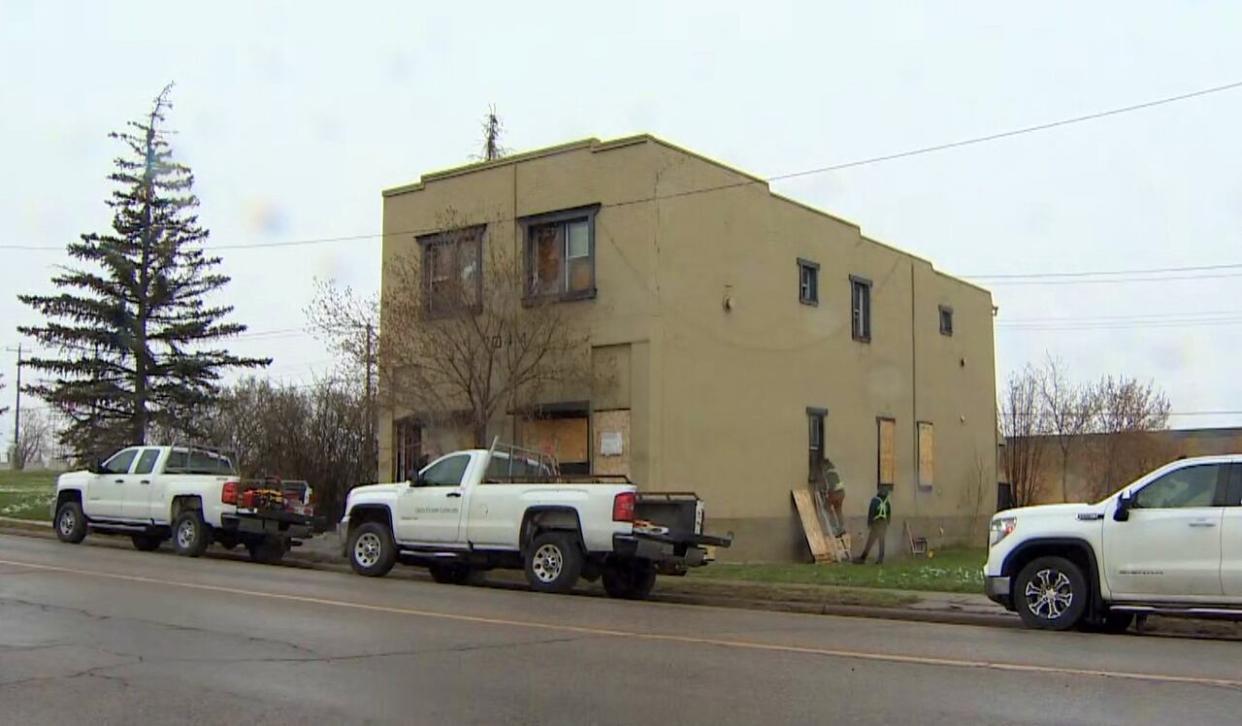 A century ago, the Ogden Block was the site of one of the first Chinese laundries in Calgary. Pictured on Wednesday, after a fire broke out on its second floor, workers reboarded its windows.  (Mike Symington/CBC - image credit)