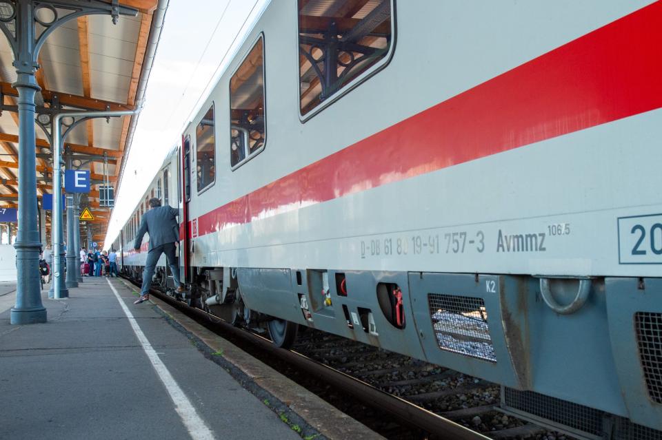 Ein Bahnreisender steigt am Bahnhof aus einem Intercity aus. - Copyright: picture alliance/dpa