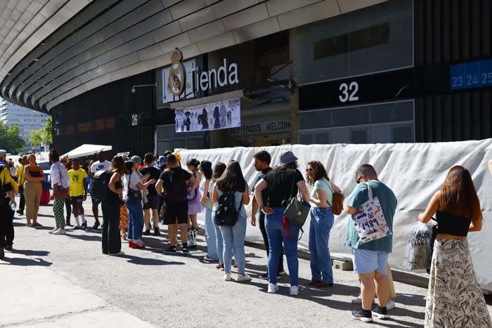 Largas colas en el Bernabéu