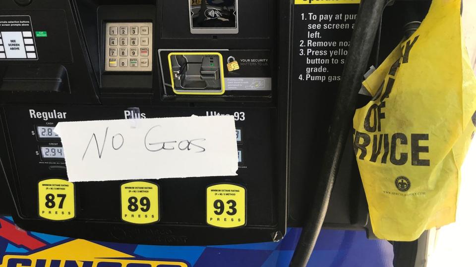 "No Gas", kein Sprit, steht an einer Tankstelle in Bethesda, einem Vorort von Washington im Bundesstaat Maryland.