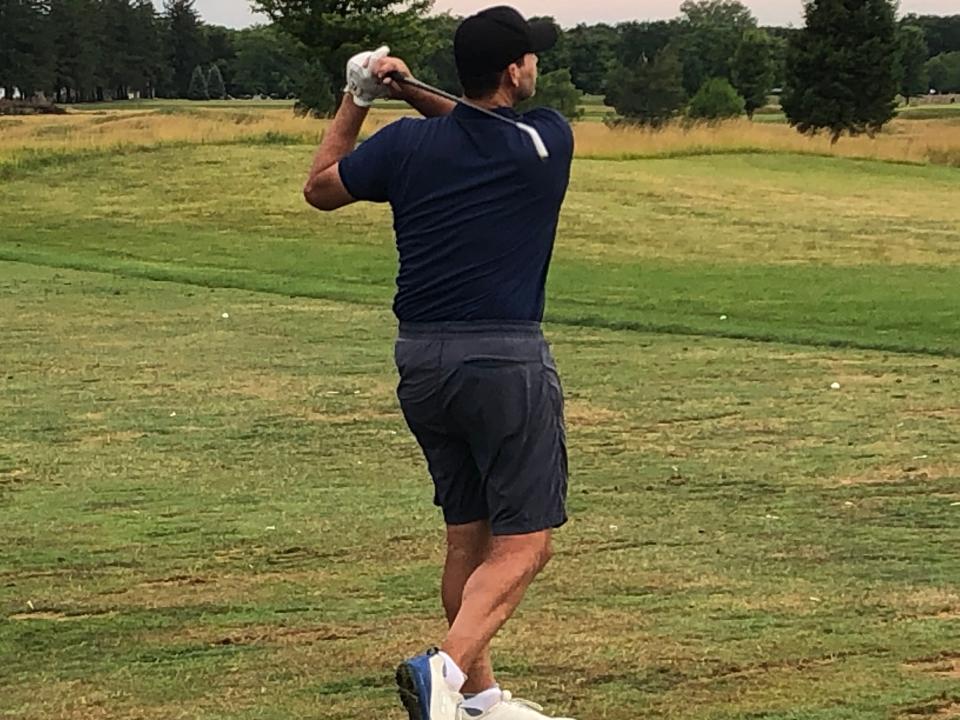 Tony Romo, locutor de la NFL y ex mariscal de campo de los Dallas Cowboys, rastrea un tiro en la parte pro/am del Campeonato de Golf OSF Children's Hospital Illinois en Metamora Fields Golf Club el martes 25 de junio de 2024.