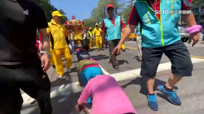 活動現場氣氛熱烈，千名信眾迎接媽祖，其中有好幾人跪地鑽轎腳。