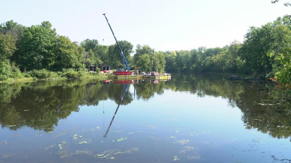 The process of removing the Ville de Vanier from the lake is ongoing in Gatineau, Que.